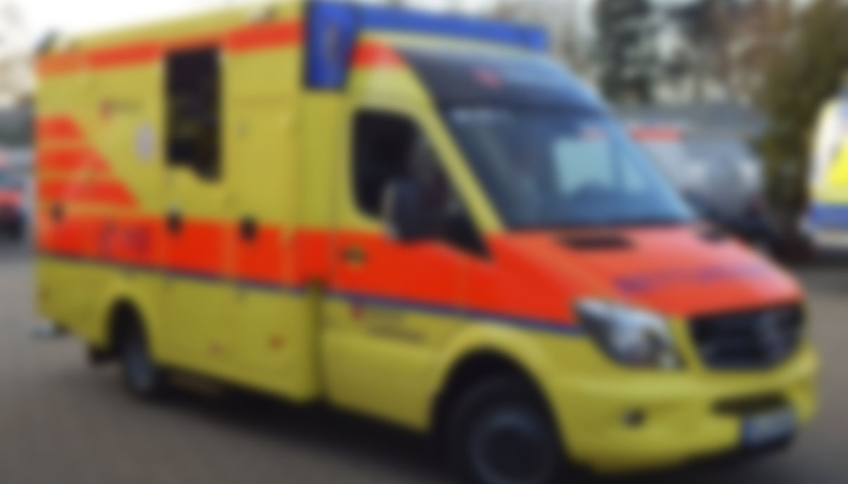 Rettungswagen des RD-LKOL vor der Wache